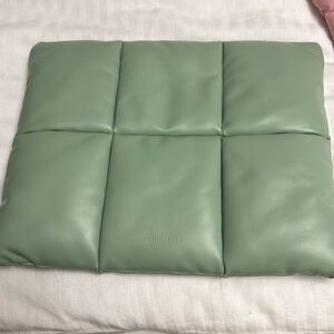 🩷💚EXCELLENT USED CONDITION COMFYABLE CASES💚🩷